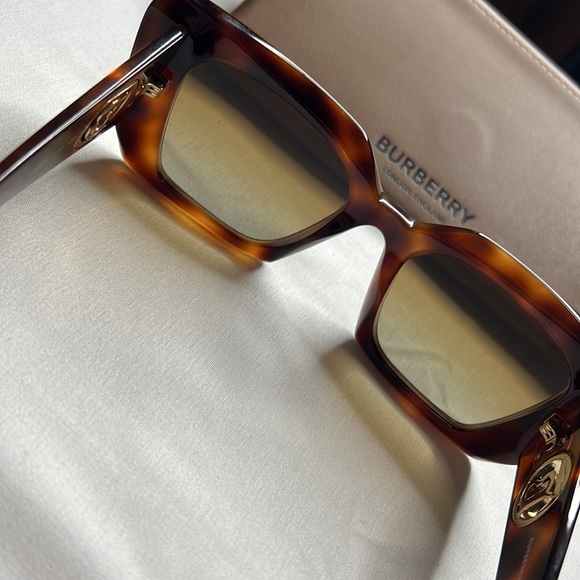 Burberry sunglasses authentic bought from macys includes case - Picture 6 of 9